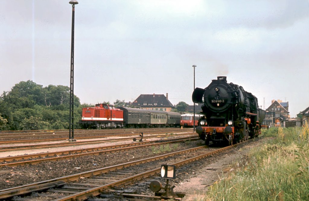 DR 112 446-0 mit einem Personenzug und die DR 52 8180-3 am 15.06.1981 in Haldensleben.
