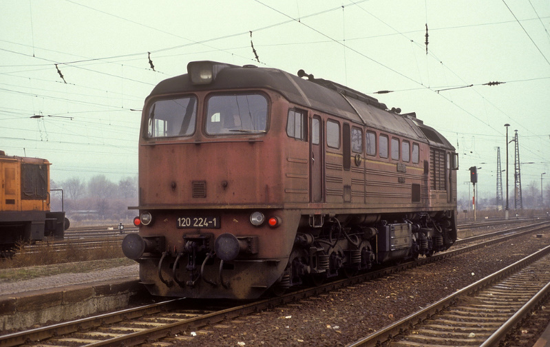 DR 120 224-1 am 03.12.1991 in Naumburg Hbf; (Foto: Werner Brutzer)