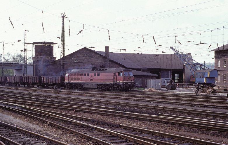 DR 132 062-1 mit einem G�terzug am 08.05.1991 bei der Einfahrt in Naumburg Hbf. (Foto: Werner Brutzer)