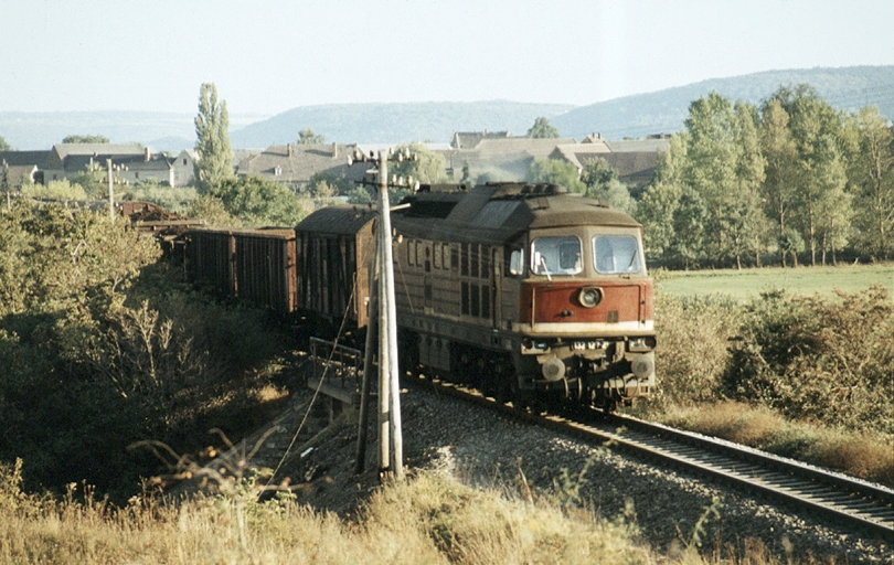 DR 132 127-2 mit einem G�terzug Richtung Karsdorf, bei Kirchscheidungen; 29.09.1985 (Foto: Klaus Pollm�cher)
