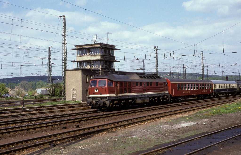 DR 132 206-4 mit dem D 307 von Berlin Stadtbahn nach N�rnberg Hbf, am 08.05.1991 bei der Ausfahrt in Naumburg Hbf. (Foto: Hansj�rg Brutzer)