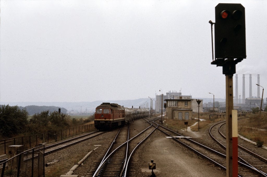DR 132 485-4 mit einem Zementzug Richtung Naumburg (Saale) am 11. September 1988 auf der Anschlu�bahn vom Zementwerk Karsdorf.
Damals konnte man das Zementwerk Richtung Naumburg noch �ber ein dort liegendes Anschlu�gleis verlassen. Das Foto entstand aus dem F�hrerstand der V75 013. (Foto: Klaus Pollm�cher)