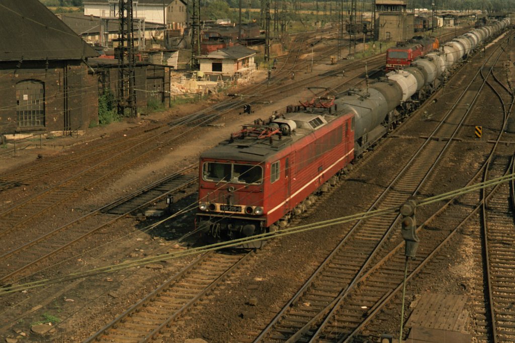 DR 155 205-8 mit Kesselwagen am 22.09.1991 bei der Durchfahrt in Naumburg Hbf. (Foto: J�rg Berthold)
