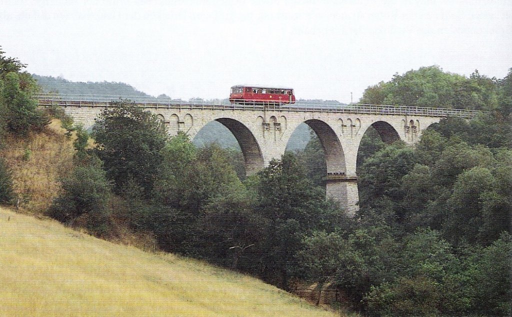DR 171 034-2 als IBSE-Sonderzug 24610 von Laucha nach Lossa, auf der Schnecktalbr�cke bei Bad Bibra am 06.10.1991. IBSE steht f�r IG zur Bereisung von Stra�en- und Eisenbahnstrecken. (Foto: Dr. Stefan Wilke)