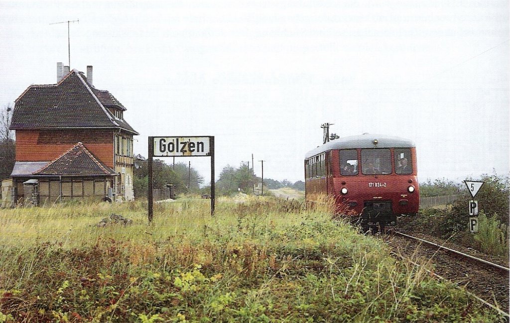 DR 171 034-2 w�hrend einer Sonderfahrt der  IG zur Bereisung von Stra�en- und Eisenbahnstrecken  (ISBE) im Bf Golzen; 06.10.1991 (Foto: Dr. Stefan Wilke)