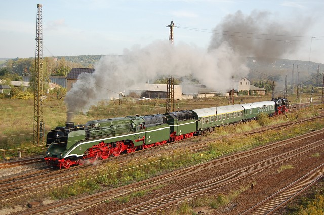 DR 18 201 + DB 03 1010 mit dem Lr 91929 nach N�rnberg, bei der Ausfahrt in Naumburg Hbf; 23.09.2011 (Foto: dampflok015)