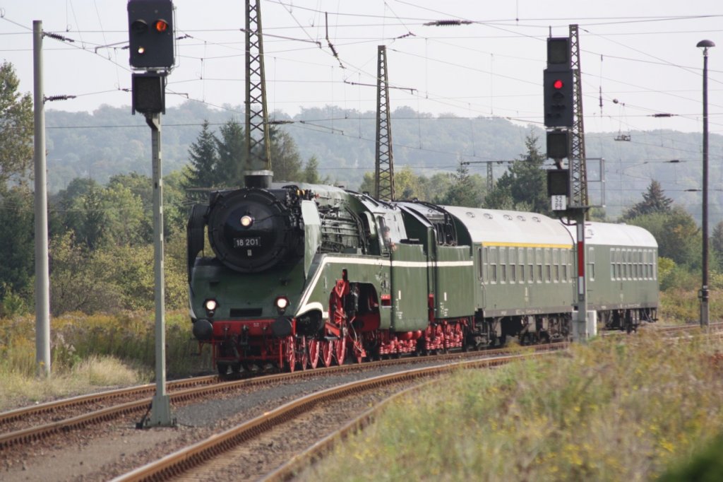 DR 18 201 (Dampf Plus 02 0201-0) mit dem DLr 93568 aus Nossen bei der Einfahrt in Naumburg Hbf. Nachdem sich die 03 1010 aus Halle (S) an das Zugende gesetzt hat, geht es weiter nach N�rnberg zu  Dampf und Musik  im DB Museum; 23.09.2011 (Foto: Peter Stumpf)