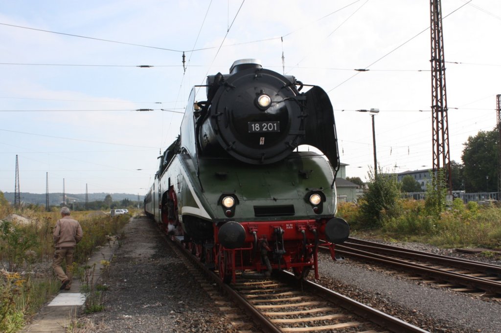 DR 18 201 (Dampf Plus 02 0201-0) mit dem DLr 93568 aus Nossen in Naumburg Hbf. Gleich wird sich die 03 1010 aus Halle (S) an das Zugende setzten. Gemeinsam geht es weiter nach N�rnberg zu  Dampf und Musik  im DB Museum; 23.09.2011 (Foto: Peter Stumpf)