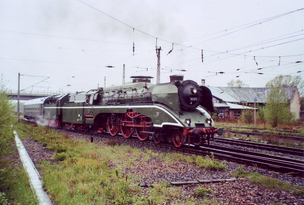 DR 18 201 vor dem Bw Naumburg; 29.04.2008.