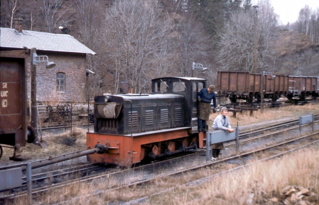 DR 199 007-6 am 27.01.1983 im Anschlu� der Papierfabrik Wilischthal. (Foto: Klaus Pollm�cher)