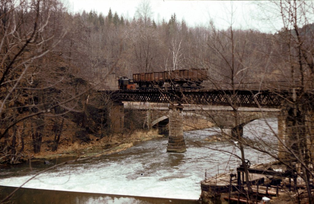 DR 199 007-6 holt am 27.01.1983 leere E-Wagen aus der Papierfabrik Wilischthal, um sie in den Bahnhof Wilischthal zu bringen. (Foto: Klaus Pollm�cher)