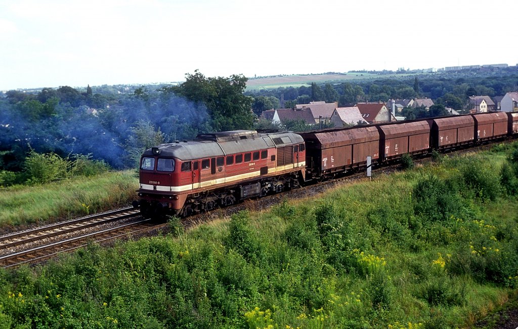 DR 220 041-9 mit einem Kohlezug in Richtung Teuchern, am 11.08.1993 in Zeitz. (Foto: Werner Brutzer)