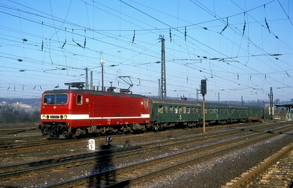 DR 243 255-7 mit einem Personenzug Richtung Bad K�sen, am 23.02.1990 bei der Ausfahrt in Naumburg Hbf. (Foto: Werner Brutzer)