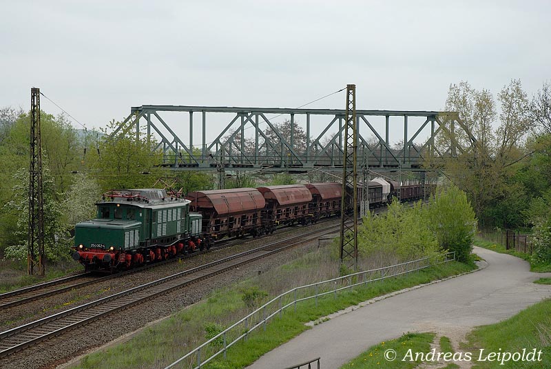 DR 254 052-4 der LEG war am 02.05.2010 mit einem Fotog�terzug von Halle (S) nach Camburg unterwegs, hier bei der Einfahrt in Naumburg (S) Hbf. (Foto: Andreas Leipoldt)