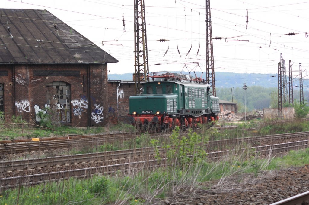 DR 254 052-4 vor dem alten Bw in Naumburg am 02.05.2010