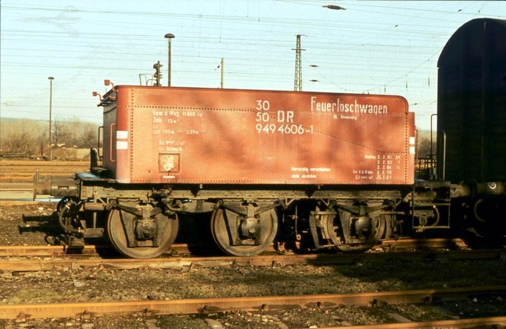 DR 30 50 949 4606-1 am 31.01.1982 in Naumburg (S) Hbf. Dies ist ein aus einem ehem. Dampfloktender erschaffener Feuerl�schwagen der Deutschen Reichsbahn gewesen. (Foto: Klaus Pollm�cher)