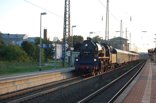 DR 35 1097-1 mit dem DPE 88574 von Meiningen nach Berlin-Sch�neweide Pbf, bei der Durchfahrt in Naumburg Hbf; 04.09.2010 (Foto: Dampflok015)