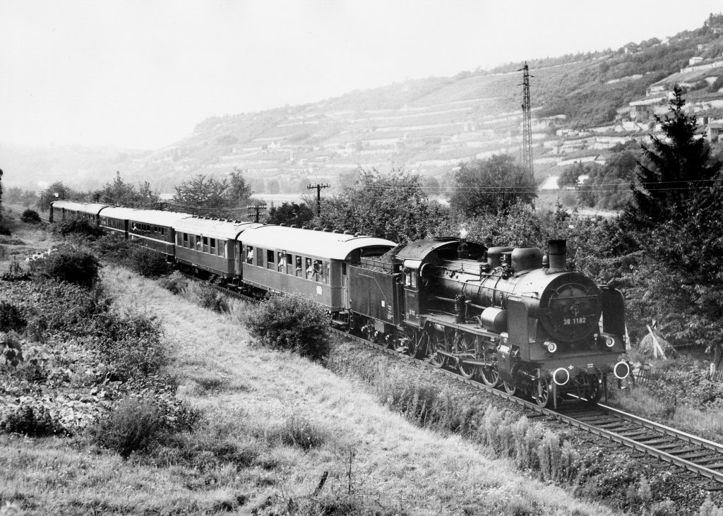 DR 38 1182 mit einem Intraflug-Sonderzug bei Freyburg (Unstrut). Am Ende schiebt DR 89 1004; 02.09.1983 (Foto: Eisenbahnstiftung Joachim Schmidt http://www.eisenbahnstiftung.de)