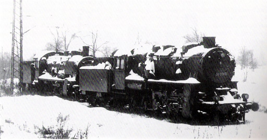 DR 38 1470 und DR 58 2083 am 17.02.1969 auf einem Abstellgleis in Naumburg Hbf. (Foto: Karl-Friedrich Seitz)