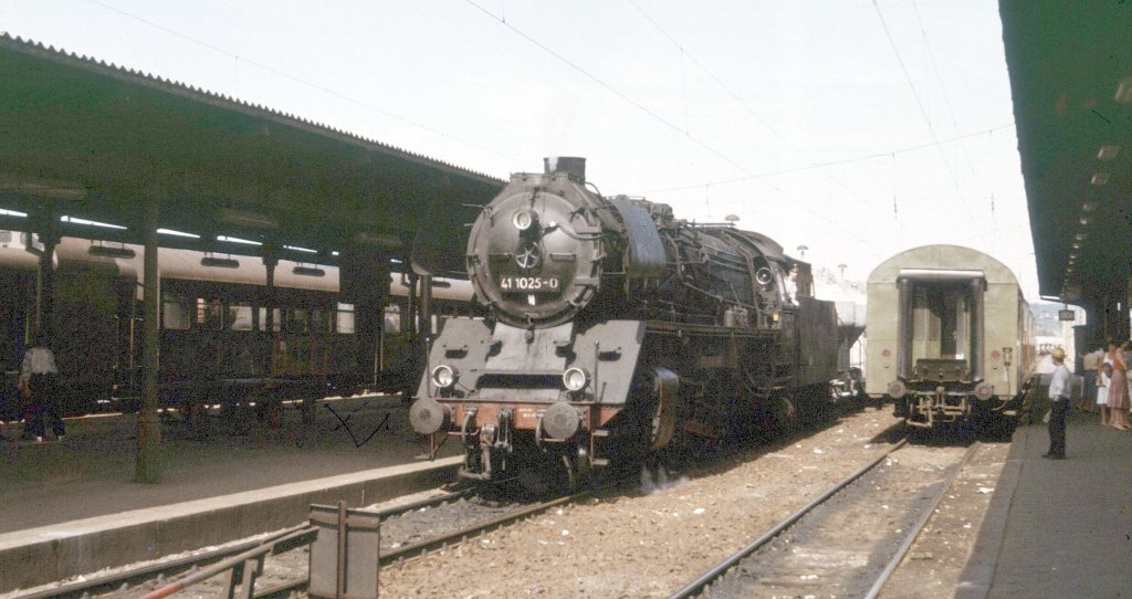 DR 41 1025-0 vom Bw Saalfeld (Saale) mit dem Zementkessel-Leerzug Dg 58310 (Gera - Karsdorf) auf Gleis 4 in Naumburg (S) Hbf. Der Zug wird nachdem Lokwechsel mit einer V300 auf der Unstrutbahn ins Karsdorfer Zementwerk gebracht; 28.07.1985 (Foto: Klaus Pollm�cher)