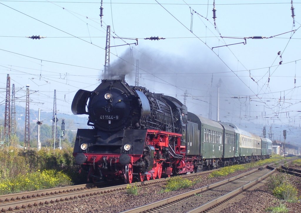 DR 41 1144-9 der IGE Werrabahn Eisenach mit einem Sonderzug aus Blankenburg zum Weimarer Zwiebelmarkt und dem Ludmilla-Treffen im Bw Weimar, bei der Durchfahrt in Naumburg Hbf; 10.10.2010 (Foto: Dieter M�ller)