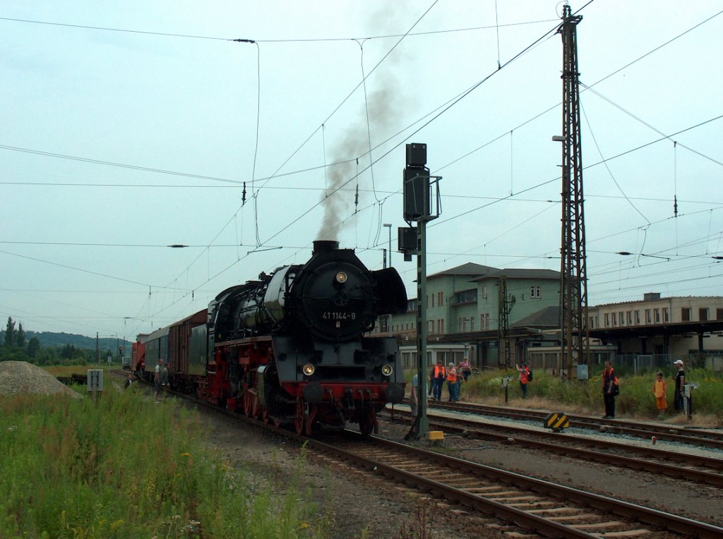 DR 41 1144-9 �bernahm in Naumburg (S) Hbf einen Schwertransport der Firma HCS und brachte den Transformator nach K�nitz; 13.07.2008 