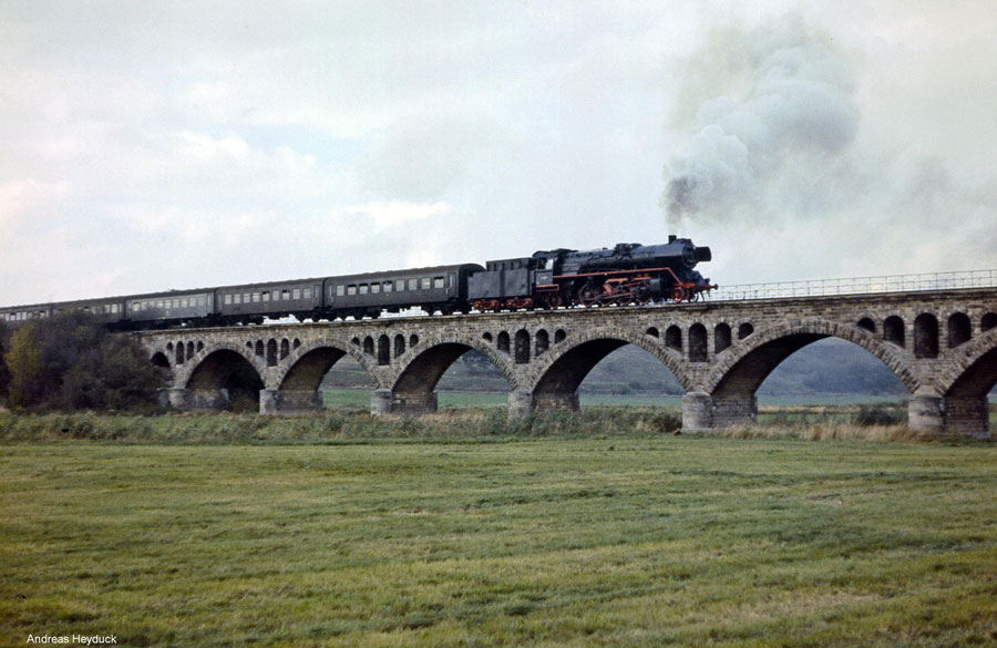 DR 41 1263-7 w�hrend einer Herbstsonderfahrt vom BV Erfurt von Erfurt Hbf nach Naumburg Hbf, am 30.09.1978 auf dem Hochwasserviadukt bei Kirchscheidungen. (Foto: Andreas Heyduck)