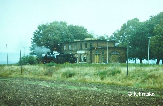 DR 44 1093-2 beim umsetzen im Bf Reinsdorf. Sie hat den Geburtstagssonderzug nach Artern gebracht und benutzt das damals noch vorhandene Gleisdreieck, um wieder Kessel voraus zur�ck nach Naumburg zu fahren; 01.10.1989 (Foto: Roberto Franke)