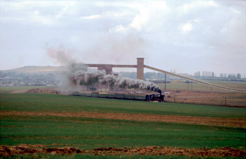 DR 44 1093-2 mit einem Sonderzug, zum 100. Geburtstag der Unstrutbahn, von Artern nach Naumburg Hbf, bei Ro�leben; 01.10.1989 (Foto: Klaus  Pollm�cher)
