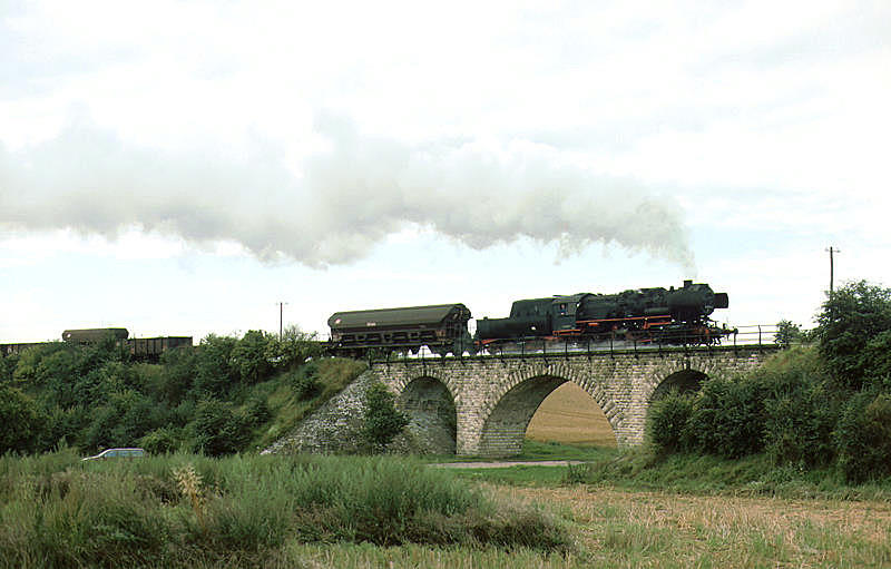 DR 52 8028 mit einem G�terzug bei Grockst�dt; 26.03.1978 (Foto: Helmut Dahlhaus)