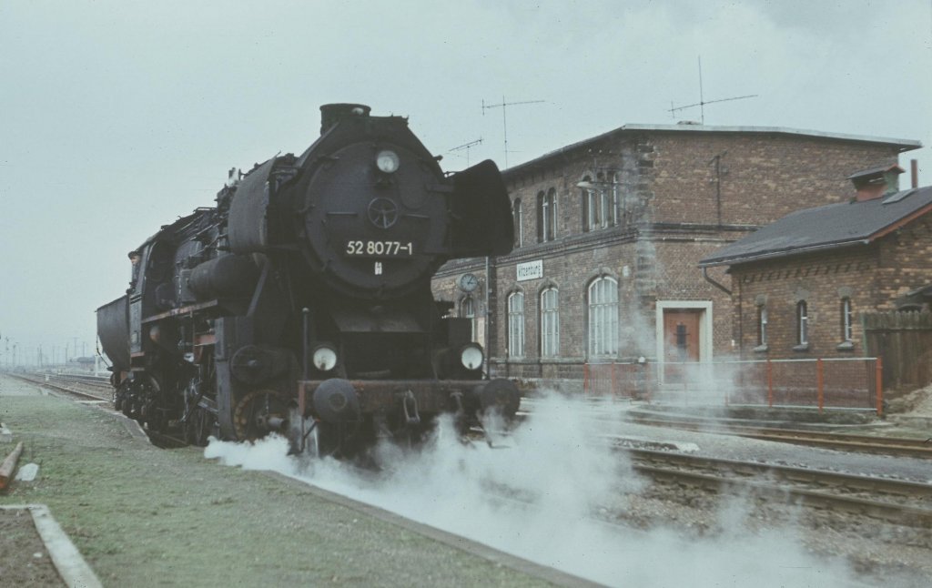 DR 52 8077-1 beim umsetzen im Bf Vitzenburg; 18.03.1981 (Foto: Klaus Pollm�cher)