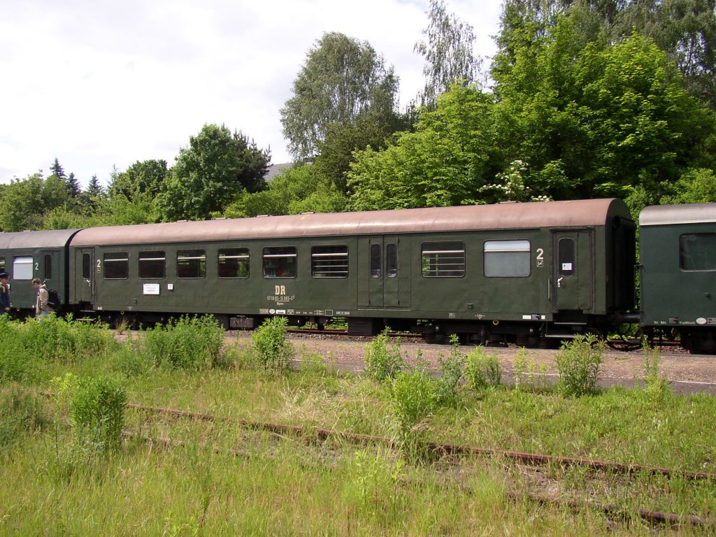 DR 57 50 82-15 095-5 BDghws der Eisenbahnfreunde Sta�furt in dem Sonderzug aus Sch�nebeck, am 11.06.2005 im Bf Freyburg. (Foto: Klaus Pollm�cher)