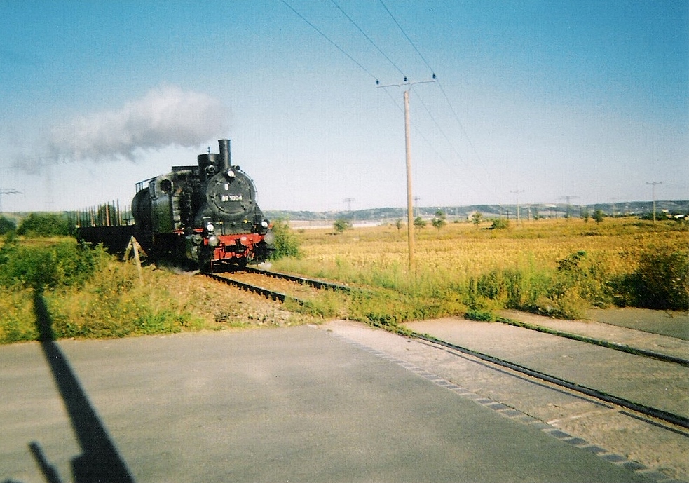 DR 80 1004 vom DB Museum Halle mit einem Foto-G�terzug von R�blingen nach Nebra, bei Vitzenburg am 21.09.1997 (Foto: Familie Gorsegner)