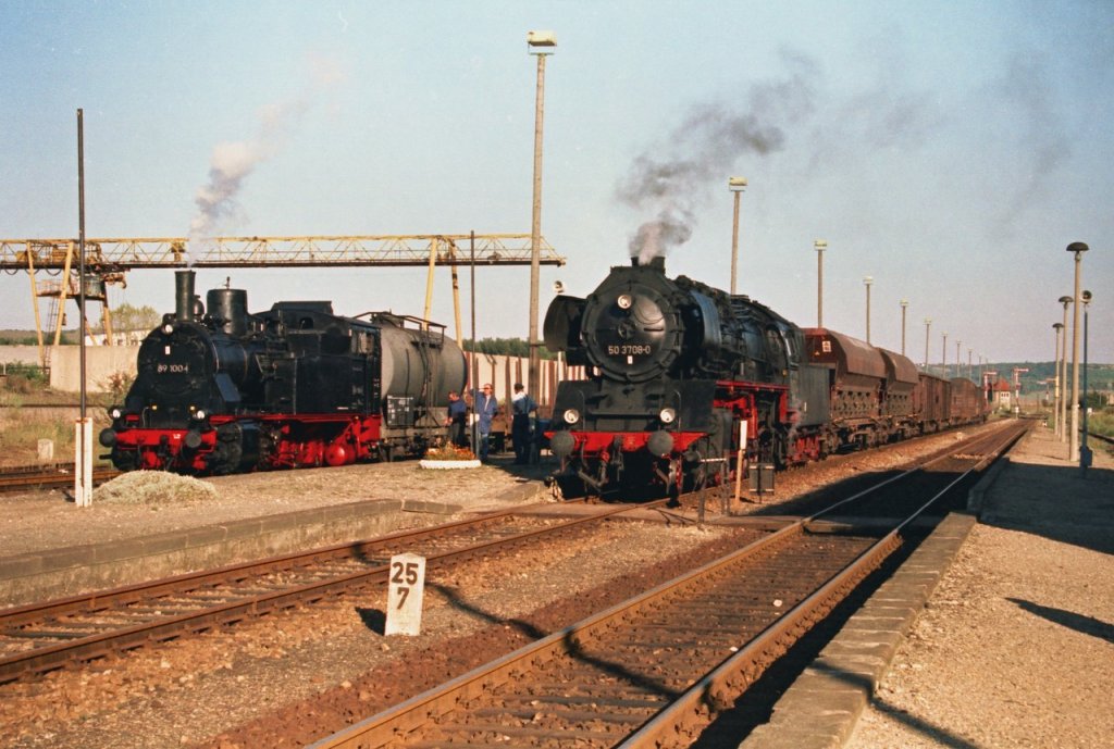 DR 89 1004 + DR 50 3708-0 mit Fotog�terz�gen im Bf Vitzenburg; 21.09.1997 (Foto: Jan Heyden, Hamburg)