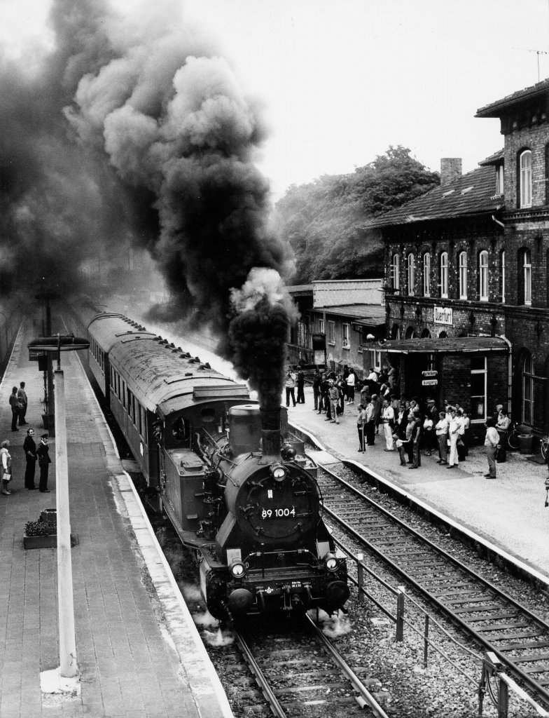 DR 89 1004 + DR 38 1182 am Zugende, mit einem Intraflug-Sonderzug von Stuttgart nach Frankfurt (M) im Bf Querfurt; 02.09.1983 (Foto: Eisenbahnstiftung Joachim Schmidt http://www.eisenbahnstiftung.de/)
