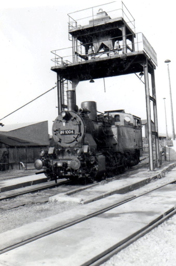 DR 89 1004 am 02.09.1983 im Bw Naumburg. Sie kam zuvor mit einem Intraflug-Sonderzug von Stuttart nach Frankfurt (M) als Schlusslok nach Naumburg. (Foto: Hans-J�rg Winterberg)