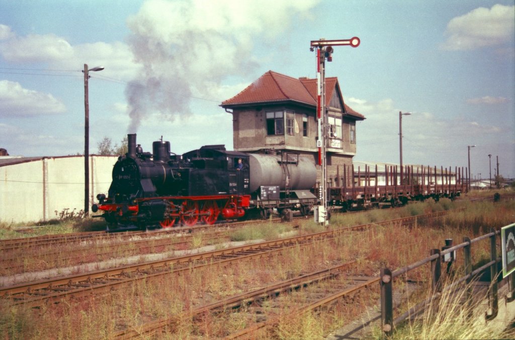 DR 89 1004 mit einem Fotog�terzug von R�blingen nach Nebra, bei der Einfahrt in Querfurt; 21.09.1997 (Foto: Jan Heyden, Hamburg)