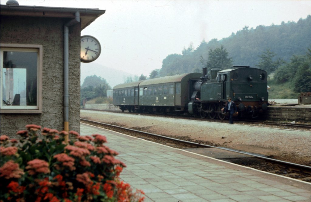 DR 89 1004 mit einem Sonderzug (Betriebsausflug Bw Merseburg) im Bf Nebra; 15.09.1984 (Foto: Klaus Pollm�cher)