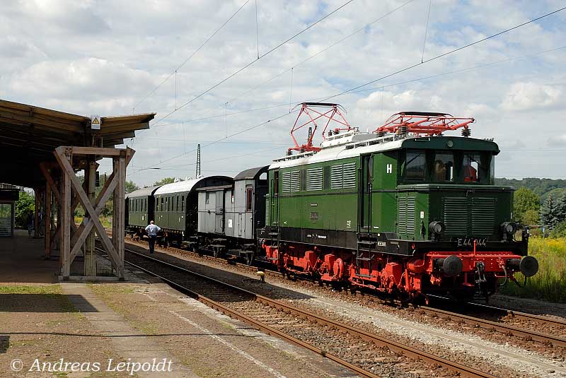 DR E44 044 vom DB Werk Dessau wartet mit dem Leer-Sonderzug aus Loburg zum  Sachsen-Anhalt Tag  in Wei�enfels in Naumburg Hbf auf die abendliche R�ckfahrt; 23.10.2010 (Foto: Andreas Leipoldt)