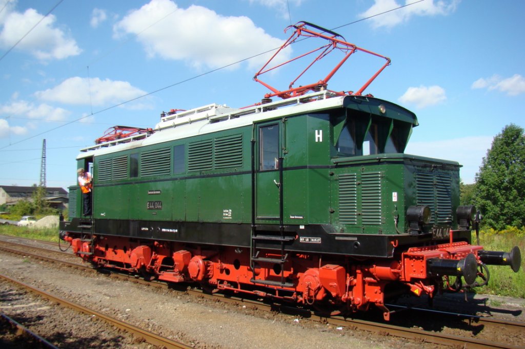 DR E44 044 hat einen Sonderzug aus Loburg zum Sachsen-Anhalt-Tag nach Wei�enfels gebracht. Anschliessend fuhr sie zum abstellen nach Naumburg Hbf; 22.08.2010 (Foto: G�nhter G�bel)
