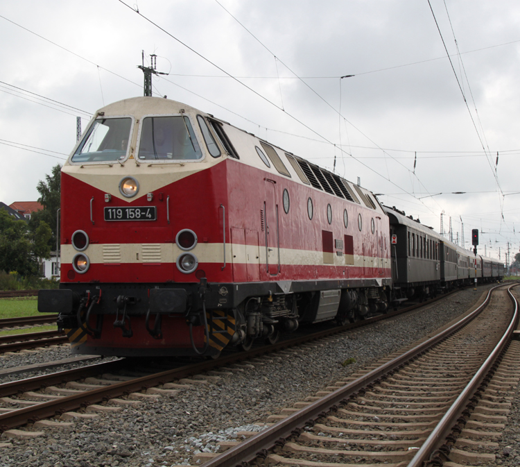 DR-U-Boot 119 158-4 von Berlin-Schneweide nach Warnemnde im Rostocker Hbf.(13.08.2011)