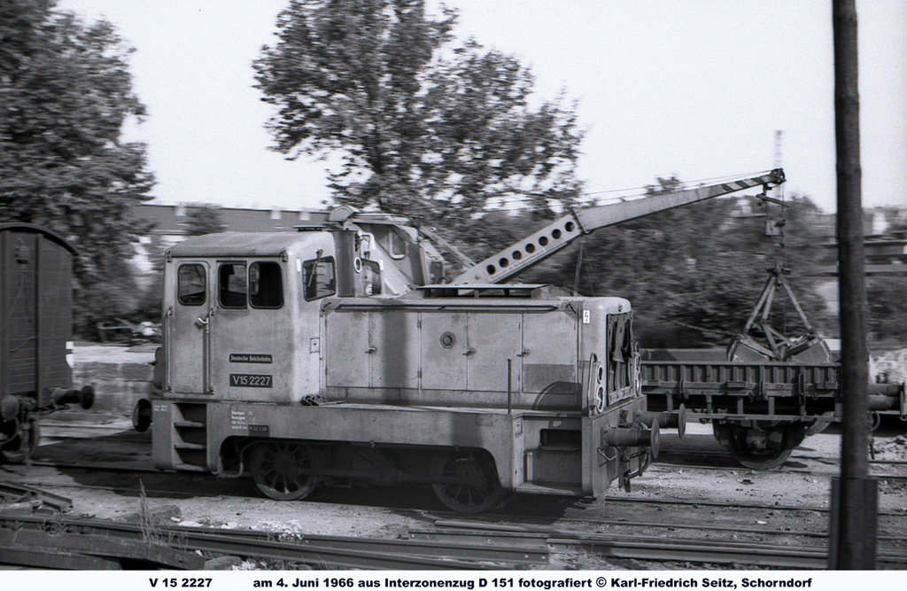 DR V15 2227 am 04.06.1966 in Naumburg Hbf. (Foto: Karl-Friedrich Seitz)