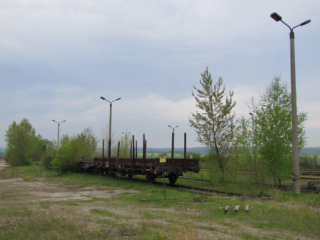 Drei abgestellte Flachwagen bei Arco in Karsdorf; 01.05.2010
