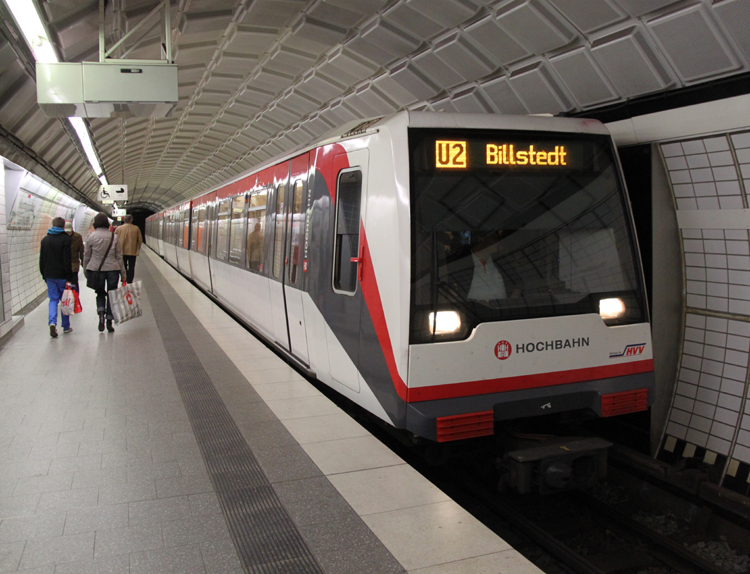 DT4 als U2 von Niendorf Markt nach Billstedt kurz vor der Abfahrt im Bahnhof Hamburg Hbf/Sd.22.10.2011