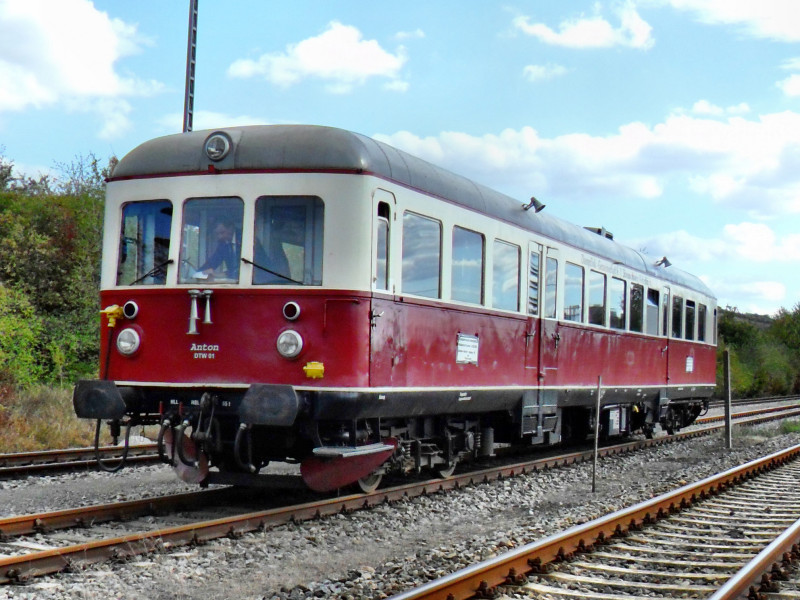 DTW 01  Anton  der Lappwaldbahn am 03.10.2012 im Bf Karsdorf. Die Sonderfahrt mit dem historischen Esslinger Triebwagen hatten die Eisenbahnfreunde Helmstedt organisiert. Von Weferlingen ging es an die Unstrut, in die heimliche Weinhauptstadt Freyburg.