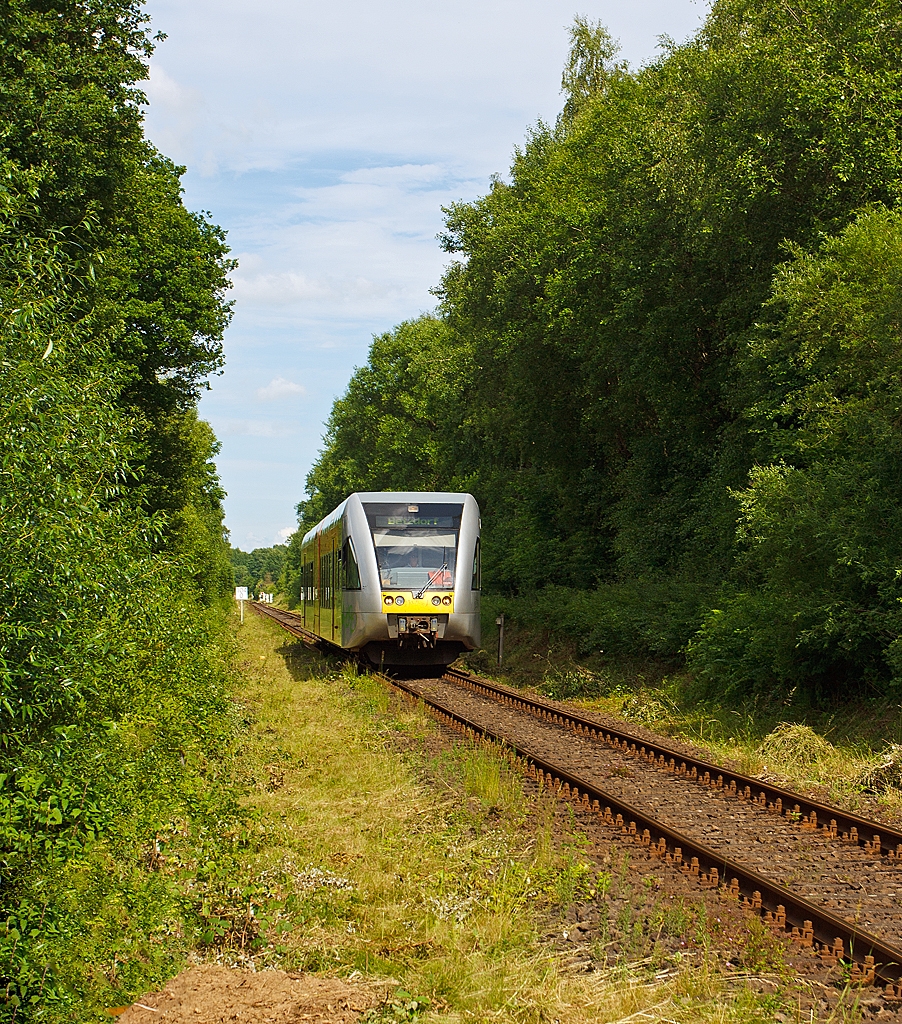 Durch die grne Hlle an der Heller fhrt am 01.07.2013 ein Stadler GTW 2/6 der Hellertalbahn als RB 96 (Hellertalbahn) Dillenburg-Haiger-Burbach-Neunkirchen-Herdorf-Betzdorf/Sieg, ber die gleichnamentliche Strecke Hellertalbahn (KBS 462), hier bei Km 104,0 zwischen Wrgendorf und Burbach. 
Die  36,4 km lange Strecke Hellertalbahn (KBS 462) zwischen Betzdorf/Sieg und Haiger gehrt zu den schnen Strecken in Deutschland und verluft durch drei Bundeslnder Rheinland-Pfalz, Nordrhein-Westfalen und Hessen, heute ist sie nur noch eine eingleisige Hauptbahn. 
Im Jahre 1965 erfolgte die Stilllegung des zweiten Gleises im Bereich Herdorf-Haiger und 1987 wurde das zweite Gleis auf dem Abschnitt Betzdorf–Herdorf stillgelegt.
Die Streckenkilometer werden von Kln-Deutz aus gerechnet, da die Hellertalbahn als Teil der Deutz-Gieener Eisenbahn gebaut wurde, die in den Jahren 1859 bis 1862 als zweigleisige Hauptbahn von Kln-Deutz nach Gieen in mehreren Etappen durch die Cln-Mindener Eisenbahn errichtet wurde.