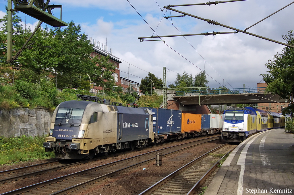 Durch Hamburg-Harburg kommt gerade die ES 64 U2 - 035 (182 535-5) der WLC - Wiener Lokalbahnen Cargo GmbH mit einem Containerzug. Am Gleis 6 steht die 246 006-1 (Hemmoor) der metronom mit dem (ME 81513) von Hamburg Hbf nach Cuxhaven. 01.09.2011