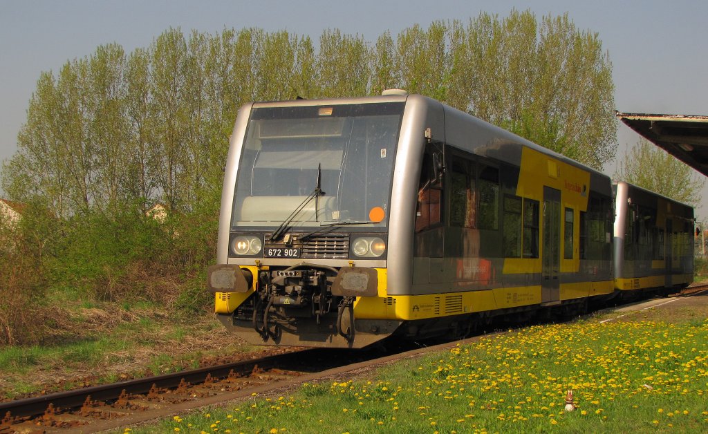 Durch die Zugkreuzung in Laucha, nahm der Osterhase seine Pfoten in die Hand, um auch noch auf der gr�nen Wiese eine gute Figur zu machen. Auch dem Zugpersonal hat´s gefallen. Bf Laucha; 22.04.2011