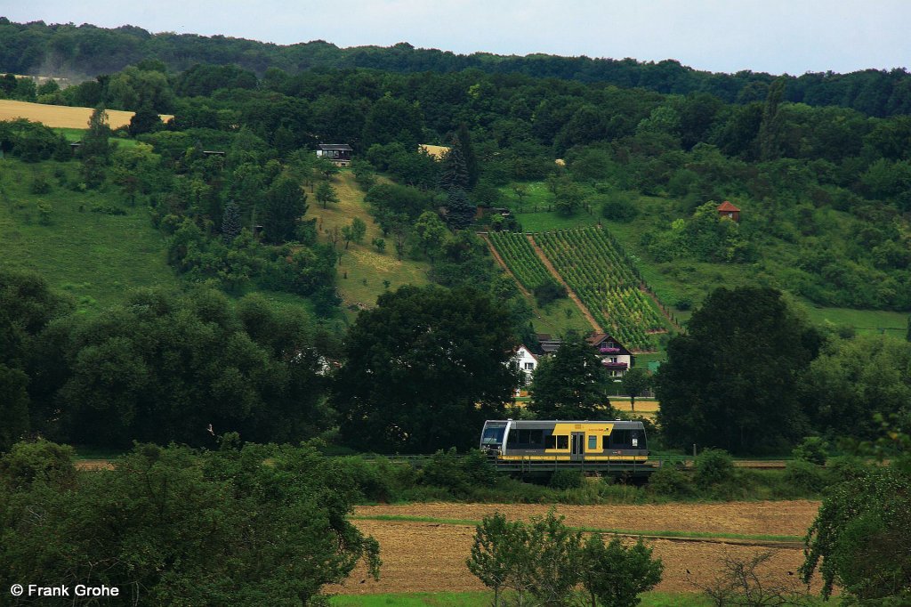 DWA LVT/S Burgenlandbahn DB 672 915-5 als RB 34872 Naumburg Ost - Wangen (Unstrut) auf der Br�cke zwischen Naumburg und Kleinjena, fotografiert von der Stra�enbr�cke der Ro�bacher Stra�e aus am 02.08.2012.