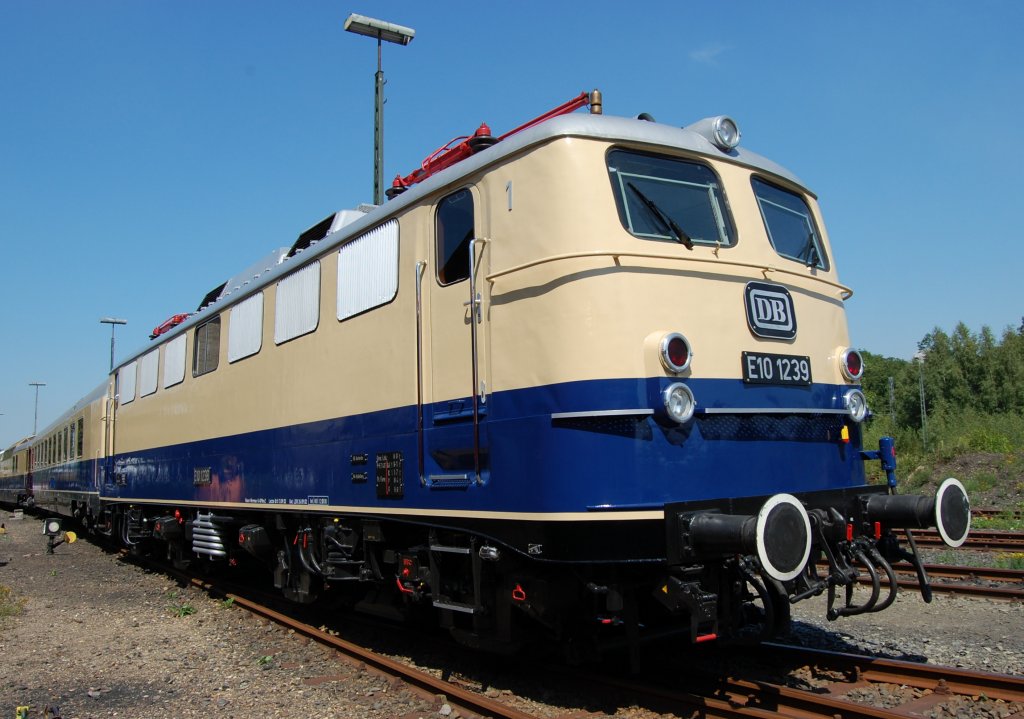 E 10 1239 in alter Rheingoldfarbgebung am 14.08.2010 im Rheinischen Industriebahn-Museum in Kln-Nippes.